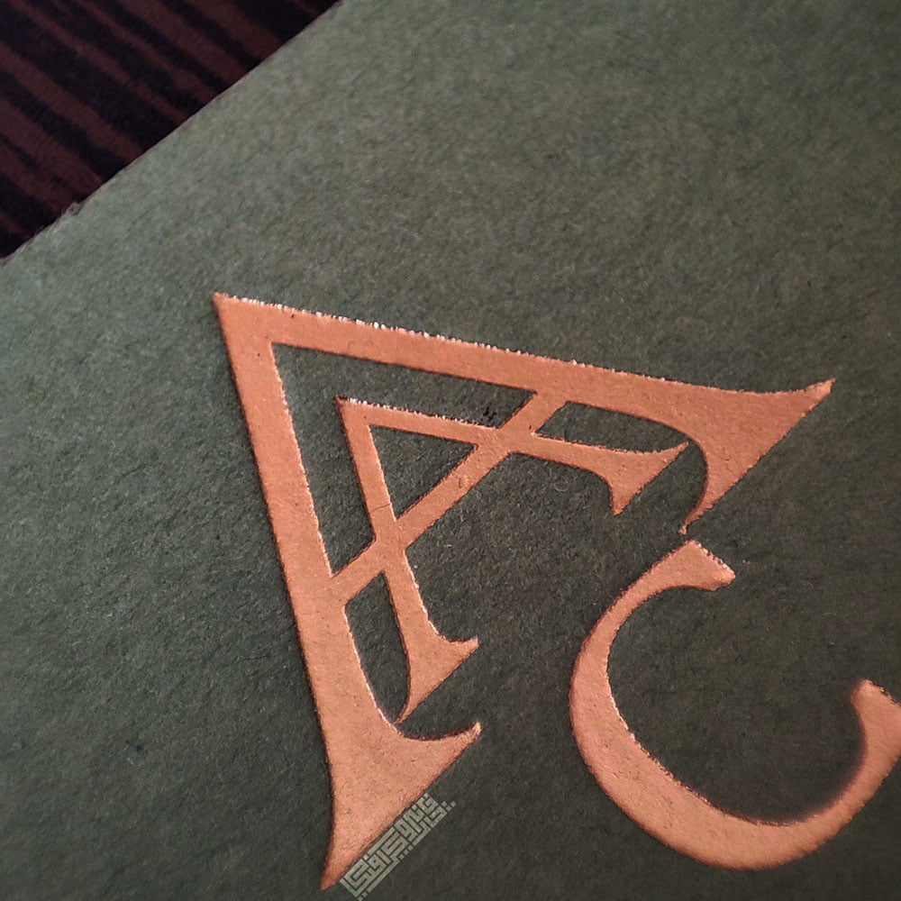 طلاکوبی-لوگو-روی-مقوای-سبز طلاکوبی-لوگو-روی-مقوای-سبز